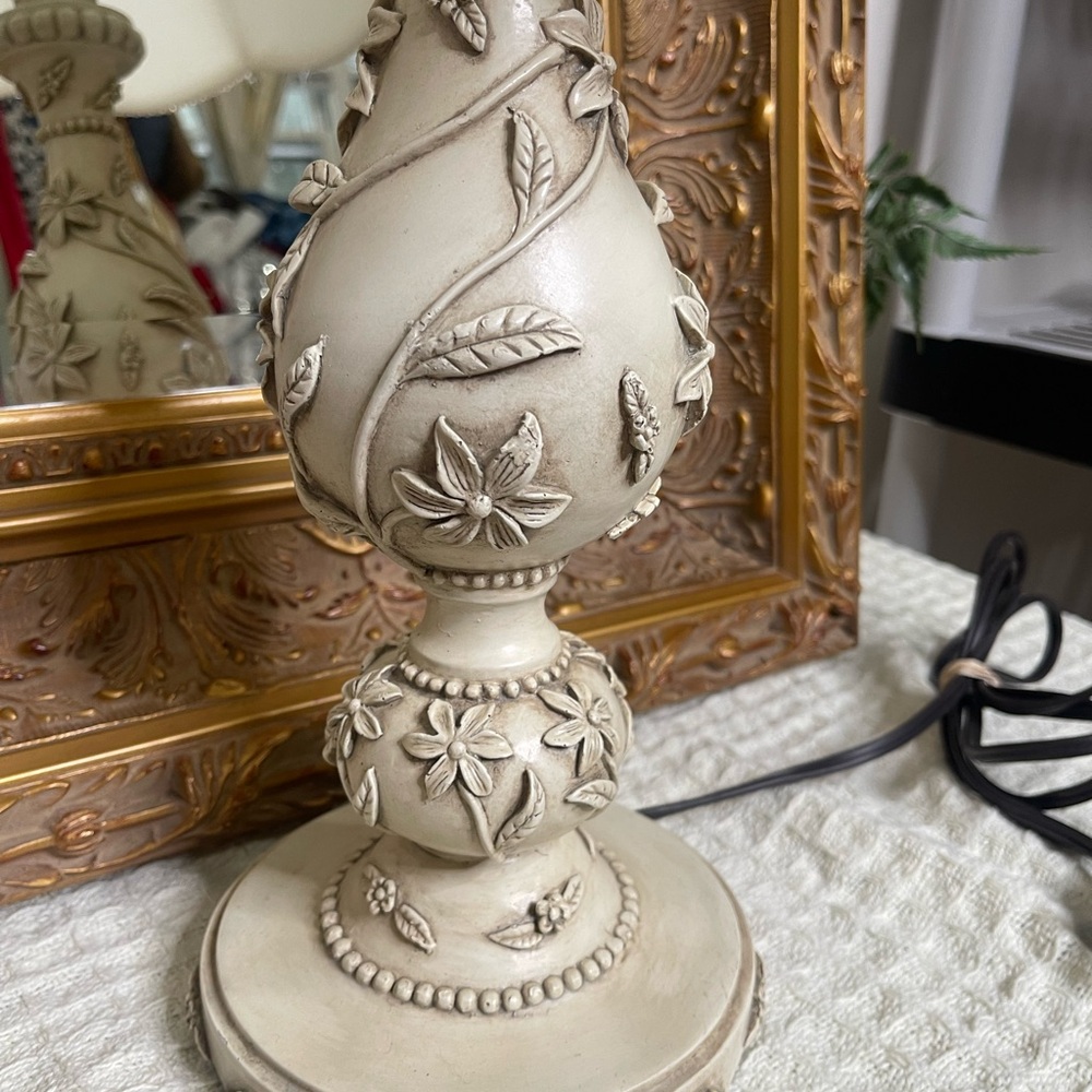 Elegant Cream Table Lamp - Picture 5 of 6